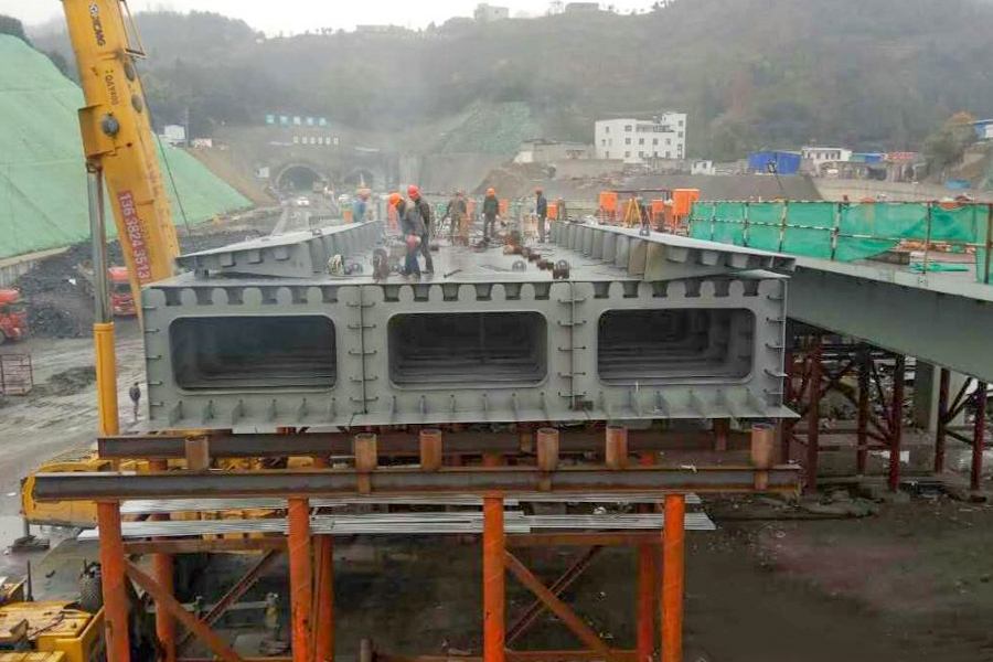 Guizhou Eyaleti, Zunyi Şehri, Fengxin Ekspres Hattı, Bölüm 3'ün 8. Açıklıklı Çelik Kutu Kirişi